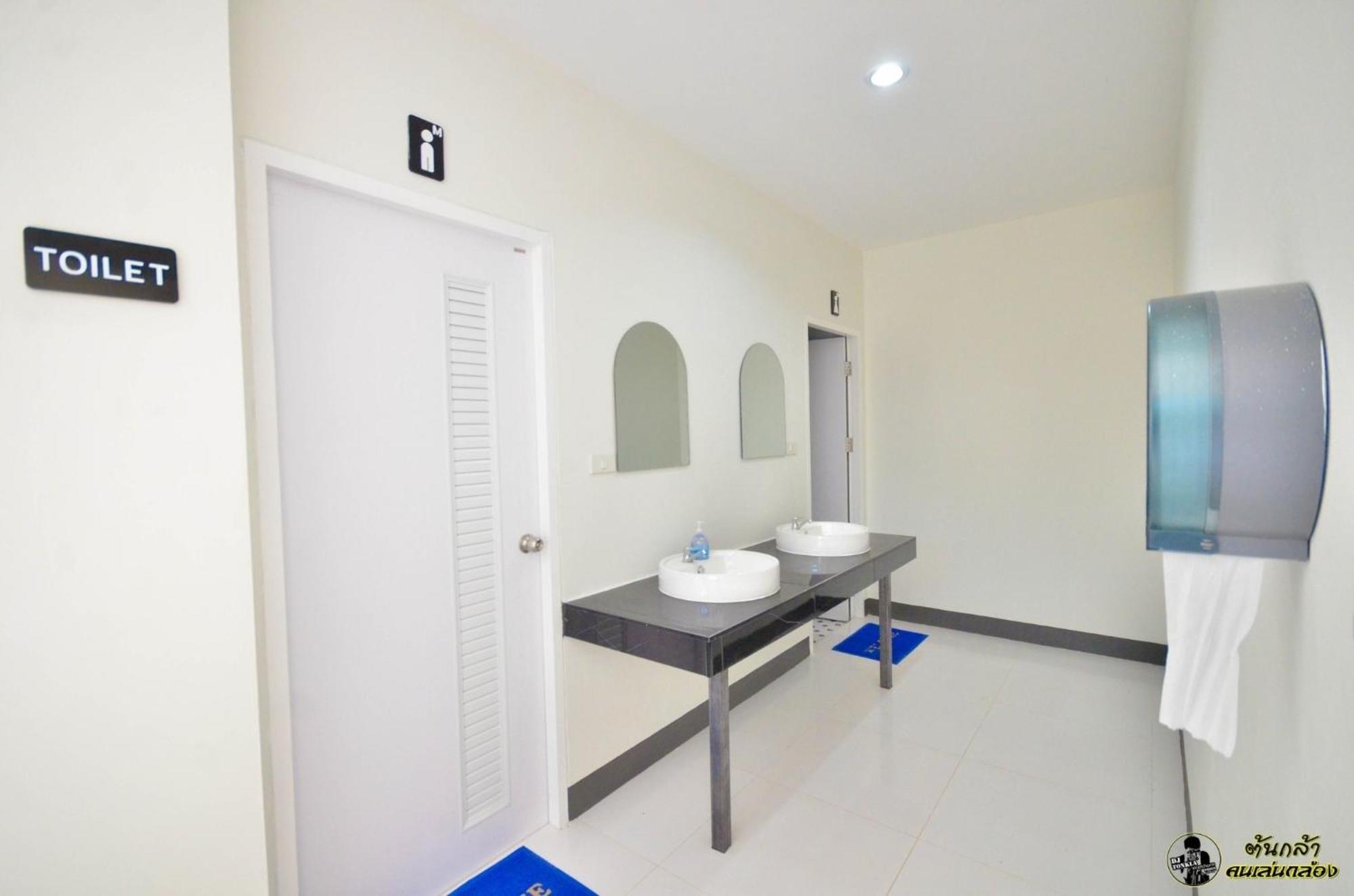 แอ่ว-ดีld Hotel&Residences Ngao Extérieur photo