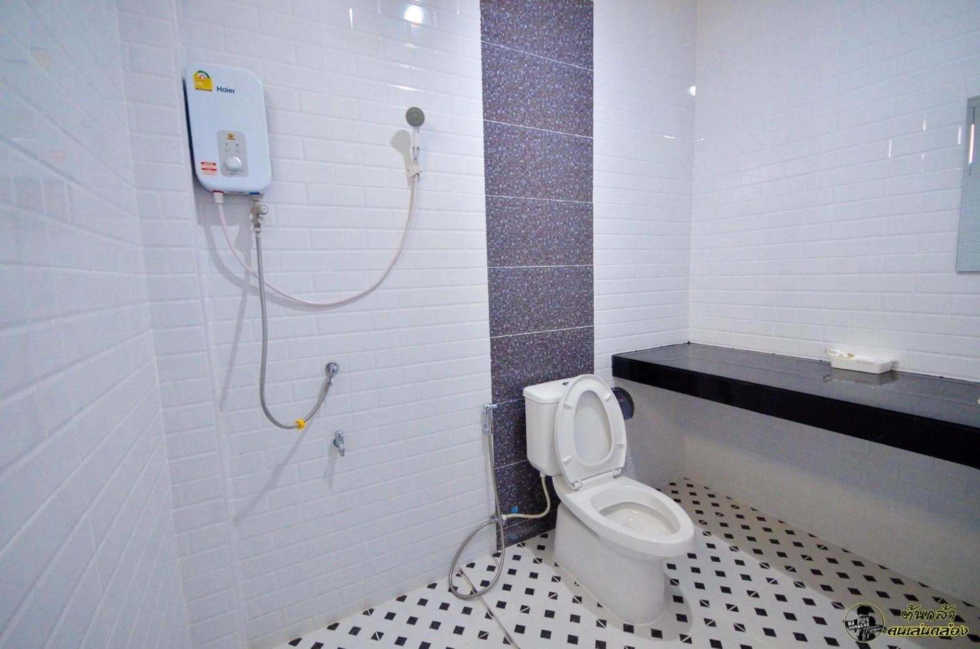 แอ่ว-ดีld Hotel&Residences Ngao Extérieur photo
