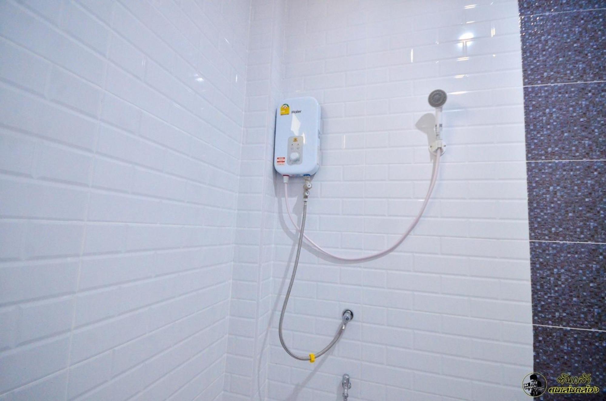 แอ่ว-ดีld Hotel&Residences Ngao Extérieur photo