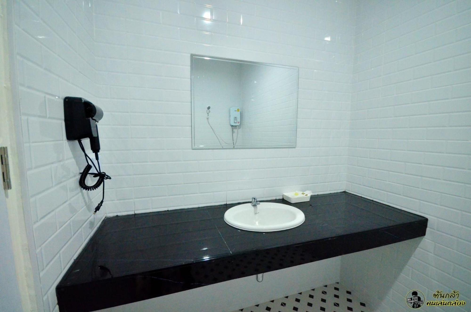 แอ่ว-ดีld Hotel&Residences Ngao Extérieur photo