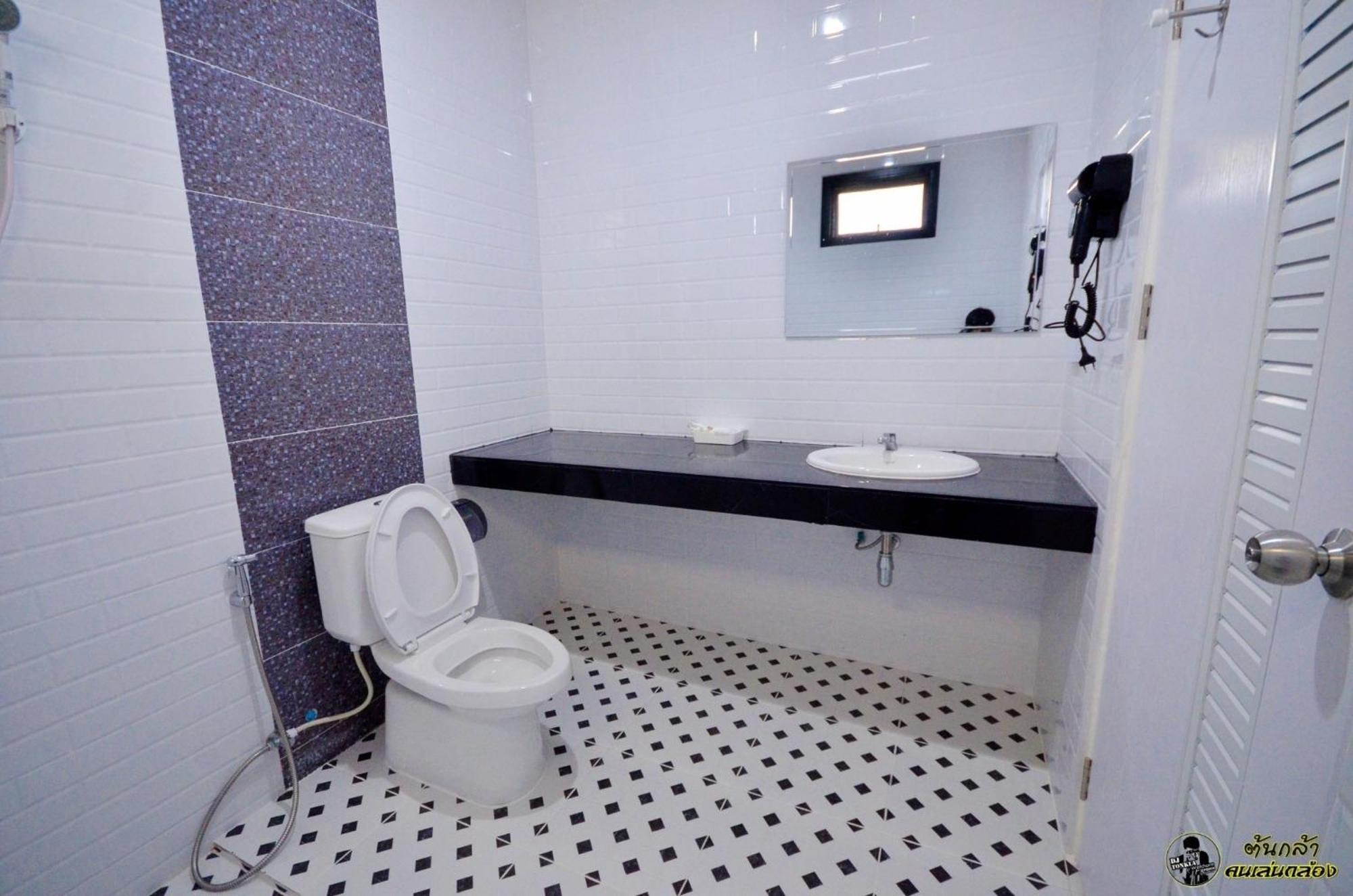 แอ่ว-ดีld Hotel&Residences Ngao Extérieur photo